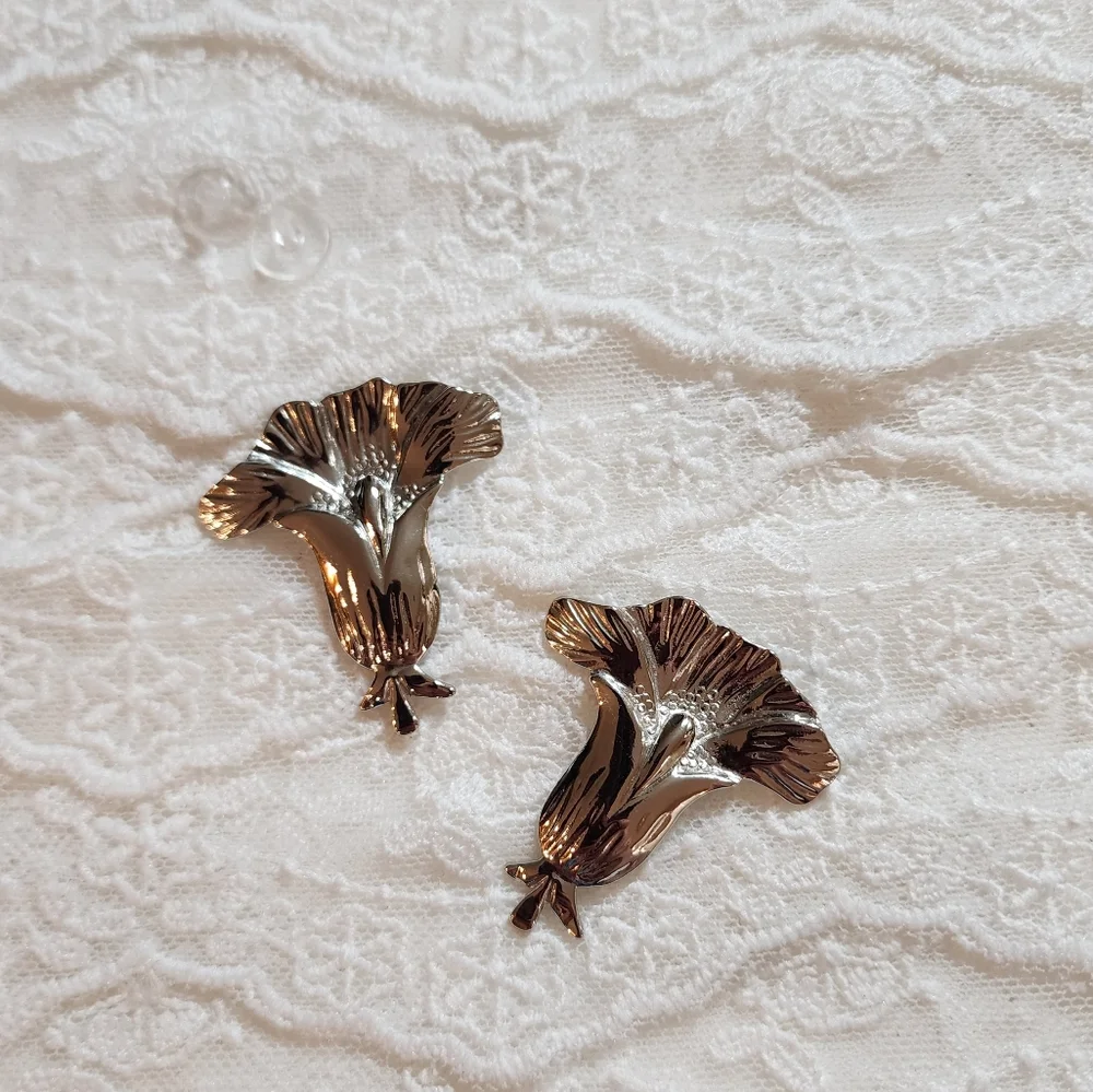 Vintage Silver Toned Metal Lilly Shaped Flower Textured Pierced Earrings